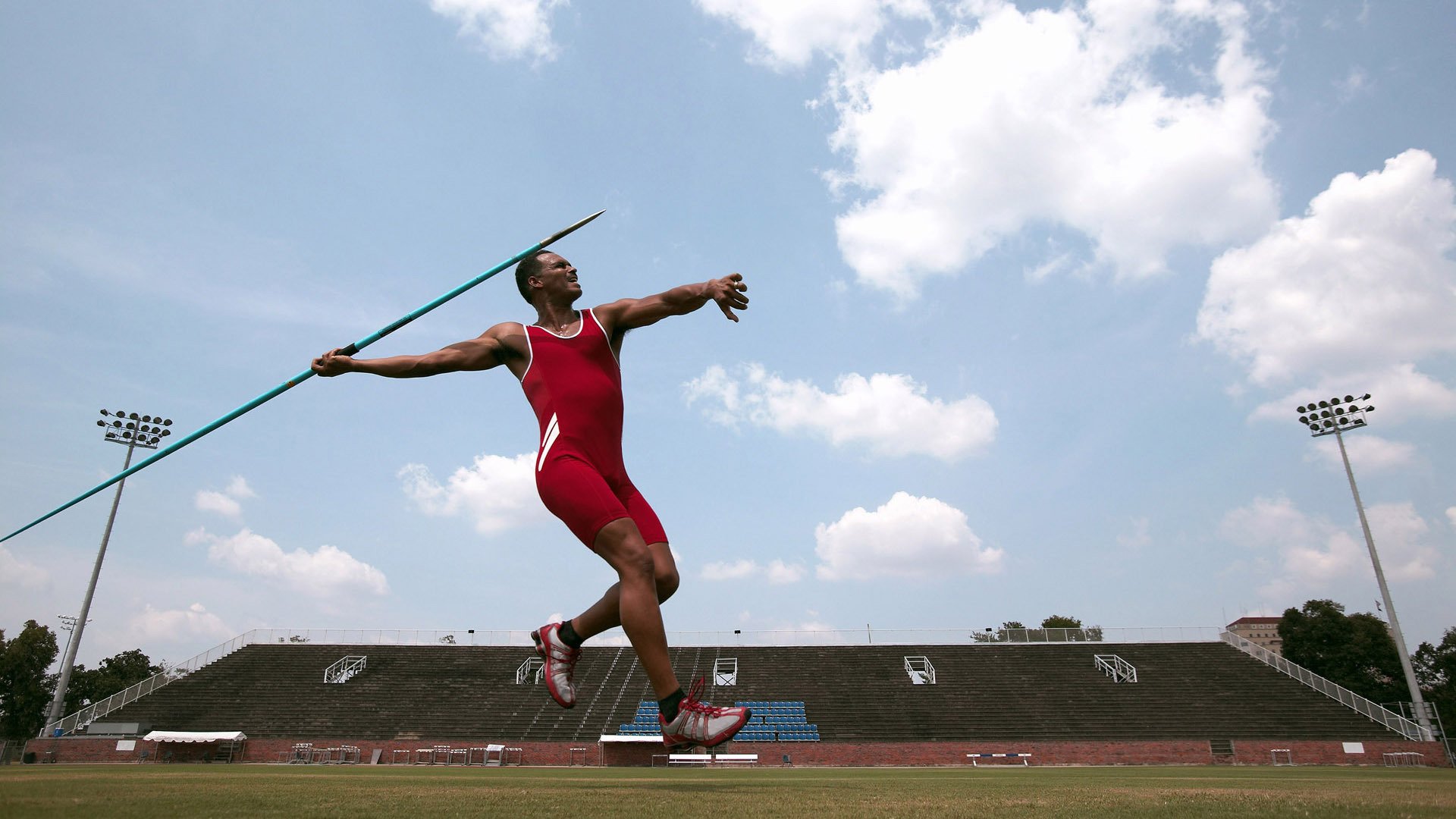 开云体育在线-F1新赛季揭幕战之夜，当加克波在绿茵场拉满评分，我们看见了速度的双重奏